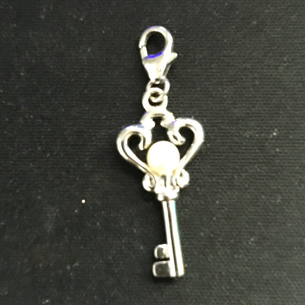 QG 925 Sterling  Key Genuine Pearl Bracelet Necklace Charm